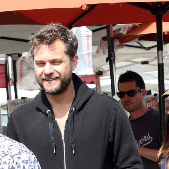 Joshua Jackson se balade avec une jolie inconnue au farmer's market à Studio City, le 19 août 2017