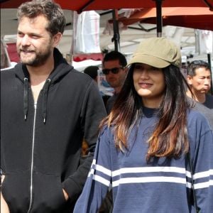 Joshua Jackson se balade avec une jolie inconnue (Shafia West) au farmer's market à Studio City, le 19 août 2017