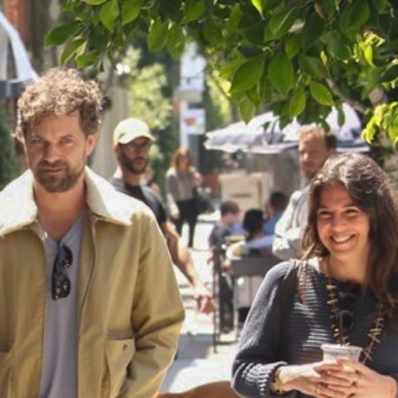 Joshua Jackson est allé prendre un café avec des amis chez Alfred Coffee dans le quartier de Melrose Place à West Hollywood, le 11 mai 2017