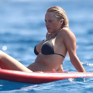 Exclusif - Pamela Anderson profite de la mer au large de la plage d'Escalet près de Saint-Tropez, le 4 août 2017.