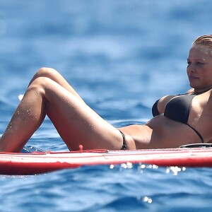 Exclusif - Pamela Anderson profite de la mer au large de la plage d'Escalet près de Saint-Tropez, le 4 août 2017.