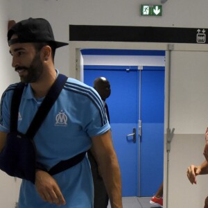Pamela Anderson et Adil Rami, le bras en écharpe suite à sa blessure au pectoral, à la sortie des vestiaires du Stade Vélodrome à Marseille le 24 août 2017 à l'issue du match de barrage retour d'Europa League entre l'OM et Domzale, première rencontre à laquelle l'Américaine venait assister. © Eric Etten/Bestimage