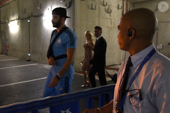 Pamela Anderson et Adil Rami quittant en même temps le Stade Vélodrome à Marseille le 24 août 2017 à l'issue du match de barrage retour d'Europa League entre l'OM et Domzale, première rencontre à laquelle l'Américaine venait assister. © Eric Etten/Bestimage