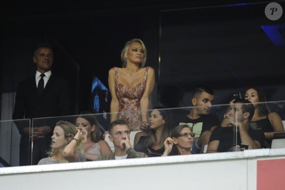 Pamela Anderson, compagne d'Adil Rami, au Stade Vélodrome à Marseille le 24 août 2017 lors du match de barrage retour d'Europa League entre l'OM et Domzale, première rencontre à laquelle elle venait assister. © Eric Etten/Bestimage