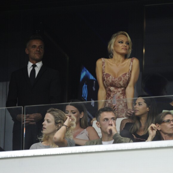 Pamela Anderson, compagne d'Adil Rami, au Stade Vélodrome à Marseille le 24 août 2017 lors du match de barrage retour d'Europa League entre l'OM et Domzale, première rencontre à laquelle elle venait assister. © Eric Etten/Bestimage