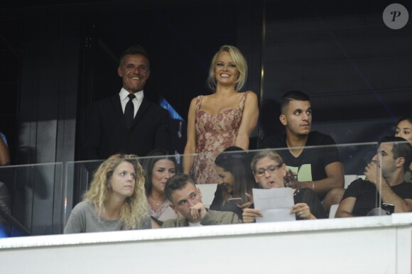 Pamela Anderson, compagne d'Adil Rami, au Stade Vélodrome à Marseille le 24 août 2017 lors du match de barrage retour d'Europa League entre l'OM et Domzale, première rencontre à laquelle elle venait assister. © Eric Etten/Bestimage