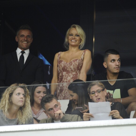 Pamela Anderson, compagne d'Adil Rami, au Stade Vélodrome à Marseille le 24 août 2017 lors du match de barrage retour d'Europa League entre l'OM et Domzale, première rencontre à laquelle elle venait assister. © Eric Etten/Bestimage