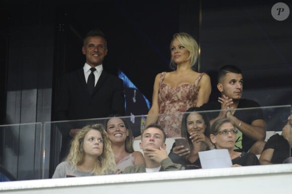 Pamela Anderson, compagne d'Adil Rami, au Stade Vélodrome à Marseille le 24 août 2017 lors du match de barrage retour d'Europa League entre l'OM et Domzale, première rencontre à laquelle elle venait assister. © Eric Etten/Bestimage