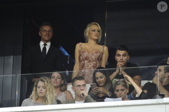 Pamela Anderson, compagne d'Adil Rami, au Stade Vélodrome à Marseille le 24 août 2017 lors du match de barrage retour d'Europa League entre l'OM et Domzale, première rencontre à laquelle elle venait assister. © Eric Etten/Bestimage