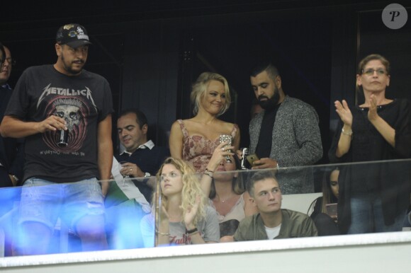 Pamela Anderson, compagne d'Adil Rami, au Stade Vélodrome à Marseille le 24 août 2017 lors du match de barrage retour d'Europa League entre l'OM et Domzale, première rencontre à laquelle elle venait assister. © Eric Etten/Bestimage