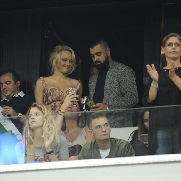 Pamela Anderson, compagne d'Adil Rami, au Stade Vélodrome à Marseille le 24 août 2017 lors du match de barrage retour d'Europa League entre l'OM et Domzale, première rencontre à laquelle elle venait assister. © Eric Etten/Bestimage