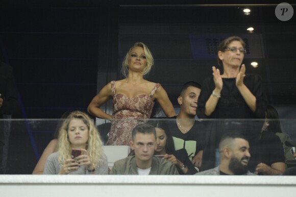 Pamela Anderson, compagne d'Adil Rami, au Stade Vélodrome à Marseille le 24 août 2017 lors du match de barrage retour d'Europa League entre l'OM et Domzale, première rencontre à laquelle elle venait assister. © Eric Etten/Bestimage