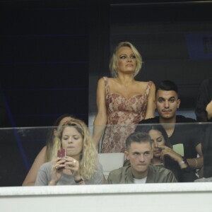 Pamela Anderson, compagne d'Adil Rami, au Stade Vélodrome à Marseille le 24 août 2017 lors du match de barrage retour d'Europa League entre l'OM et Domzale, première rencontre à laquelle elle venait assister. © Eric Etten/Bestimage