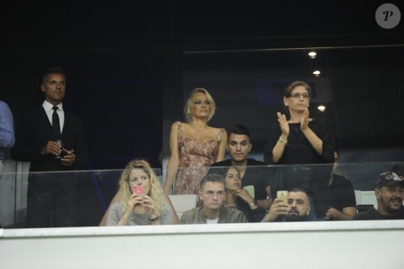Pamela Anderson, compagne d'Adil Rami, au Stade Vélodrome à Marseille le 24 août 2017 lors du match de barrage retour d'Europa League entre l'OM et Domzale, première rencontre à laquelle elle venait assister. © Eric Etten/Bestimage