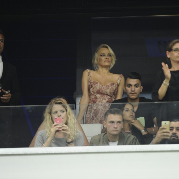 Pamela Anderson, compagne d'Adil Rami, au Stade Vélodrome à Marseille le 24 août 2017 lors du match de barrage retour d'Europa League entre l'OM et Domzale, première rencontre à laquelle elle venait assister. © Eric Etten/Bestimage