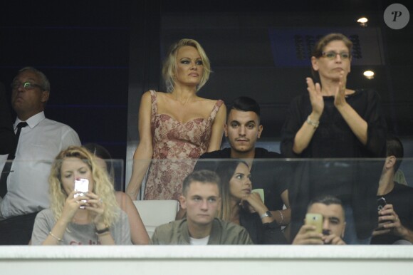 Pamela Anderson, compagne d'Adil Rami, au Stade Vélodrome à Marseille le 24 août 2017 lors du match de barrage retour d'Europa League entre l'OM et Domzale, première rencontre à laquelle elle venait assister. © Eric Etten/Bestimage