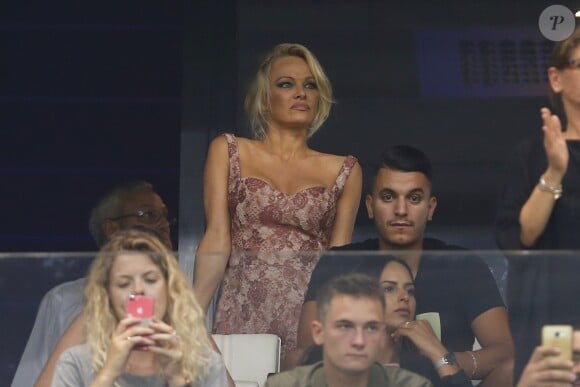 Pamela Anderson, compagne d'Adil Rami, au Stade Vélodrome à Marseille le 24 août 2017 lors du match de barrage retour d'Europa League entre l'OM et Domzale, première rencontre à laquelle elle venait assister. © Eric Etten/Bestimage
