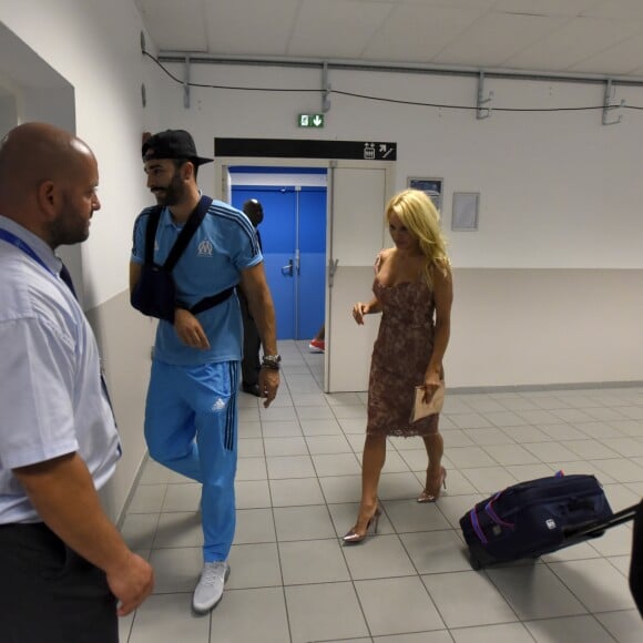 Pamela Anderson et Adil Rami, le bras en écharpe suite à sa blessure au pectoral, à la sortie des vestiaires du Stade Vélodrome à Marseille le 24 août 2017 à l'issue du match de barrage retour d'Europa League entre l'OM et Domzale, première rencontre à laquelle l'Américaine venait assister. © Eric Etten/Bestimage