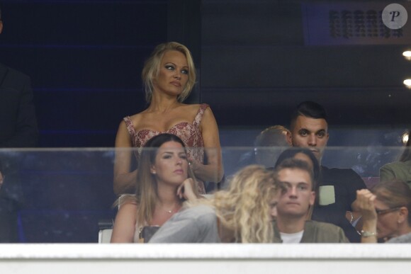 Pamela Anderson, compagne d'Adil Rami, au Stade Vélodrome à Marseille le 24 août 2017 lors du match de barrage retour d'Europa League entre l'OM et Domzale, première rencontre à laquelle elle venait assister. © Eric Etten/Bestimage