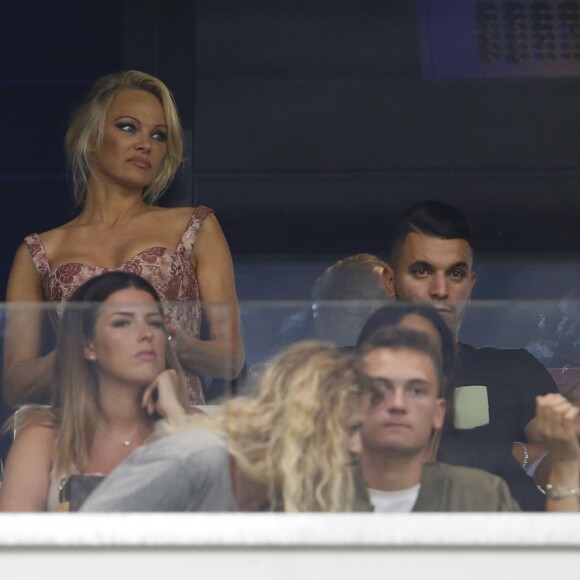 Pamela Anderson, compagne d'Adil Rami, au Stade Vélodrome à Marseille le 24 août 2017 lors du match de barrage retour d'Europa League entre l'OM et Domzale, première rencontre à laquelle elle venait assister. © Eric Etten/Bestimage