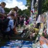 Le public a massivement témoigné son attachement à la mémoire de la princesse Diana devant les grilles du palais de Kensington au 20e anniversaire de sa mort, le 31 août 2017.