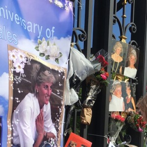 Le public a massivement témoigné son attachement à la mémoire de la princesse Diana devant les grilles du palais de Kensington au 20e anniversaire de sa mort, le 31 août 2017.