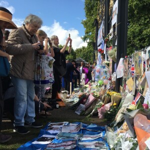 Le public a massivement témoigné son attachement à la mémoire de la princesse Diana devant les grilles du palais de Kensington au 20e anniversaire de sa mort, le 31 août 2017.