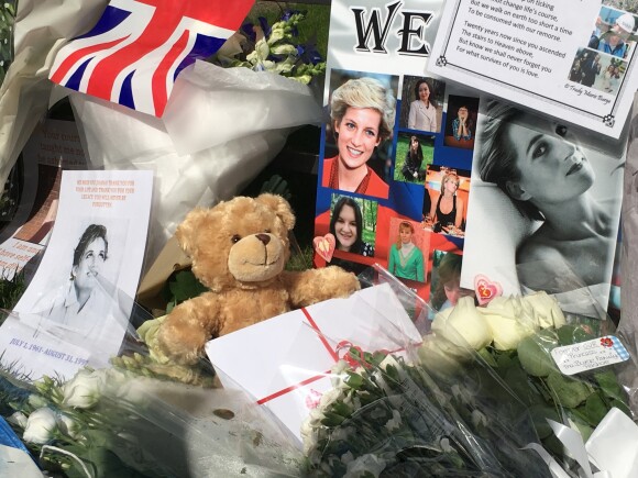 Le public a massivement témoigné son attachement à la mémoire de la princesse Diana devant les grilles du palais de Kensington au 20e anniversaire de sa mort, le 31 août 2017.