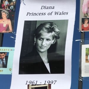 Le public a massivement témoigné son attachement à la mémoire de la princesse Diana devant les grilles du palais de Kensington au 20e anniversaire de sa mort, le 31 août 2017.