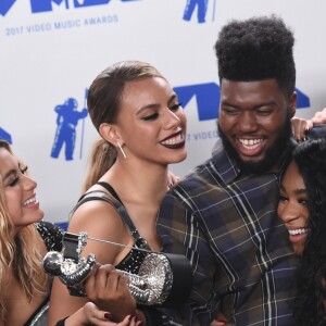 Fifth Harmony (Ally Brooke, Normani Kordei, Lauren Jauregui, Dinah Jane) avec Khalid à la soirée MTV Video Music Awards 2017 au Forum à Inglewood, le 27 août 2017.