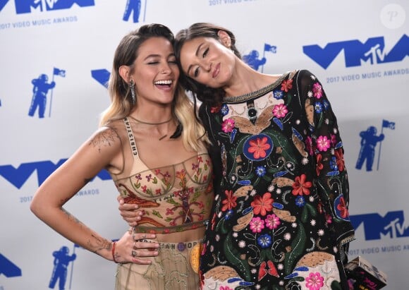 Paris Jackson et Caroline D'Amore à la soirée MTV Video Music Awards 2017 au Forum à Inglewood, le 27 août 2017.