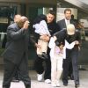 Michael Jackson et ses enfants, le visage camouflé, à Los Angeles le 1er juin 2007.
