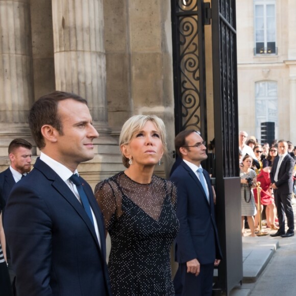 Le Président de la République Française, Emmanuel Macron et sa femme la Première dame Brigitte Macron (Trogneux) accueillent, sur fond de Fête de la Musique, le président de la République de Colombie Juan Manuel Santos et sa femme la Première dame Clemencia Rodriguez au Palais de L'Elysée à Paris, France, le 21 juin 2017. © Dominique Jacovides/Bestimage