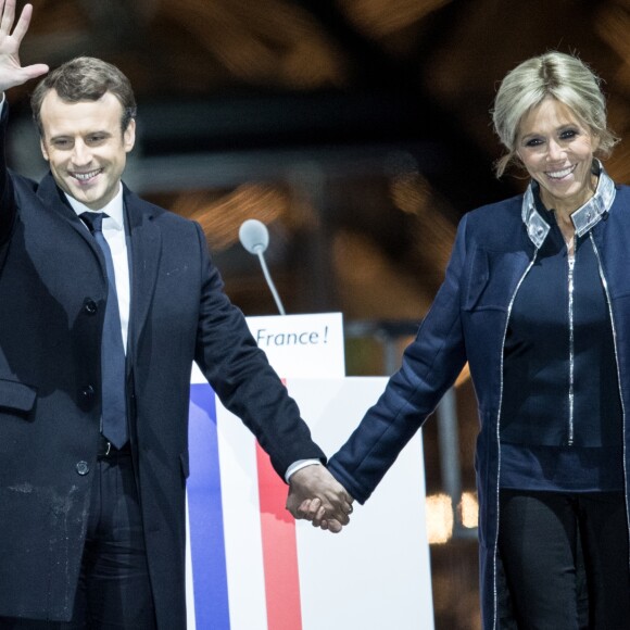 Emmanuel Macron avec sa femme Brigitte Macron - Le président-élu, Emmanuel Macron, prononce son discours devant la pyramide au musée du Louvre à Paris, après sa victoire lors du deuxième tour de l'élection présidentielle le 7 mai 2017. © Cyril Moreau / Bestimage