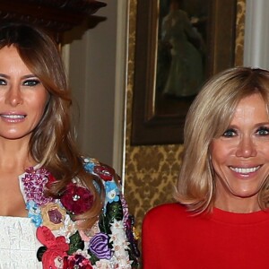 Mélania Trump (femme du président américain D.Trump) et Brigitte Macron (jeans Acquaverde, pull Vuitton) - Les conjoints des chefs d'États du G7 en visite à Catane en Sicile le 26 mai 2017 © Sébastien Valiela / Bestimage