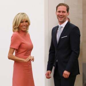 Brigitte Macron et Gauthier Destenay (le mari de Xavier Bettel, premier ministre du Luxembourg) - Visite du musée d'art moderne Grand-Duc Jean (MUDAM) à Luxembourg, le 29 août 2017.