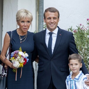 Le président de la République française Emmanuel Macron et sa femme la première dame Brigitte Macron visitent le musée du village roumain "Dimitrie Gusti", en compagnie du président de Roumanie Klaus Iohannis et sa femme Carmen Iohannis à Bucarest, Roumanie, le 24 août 2017. © Pierre Perusseau/Bestimage