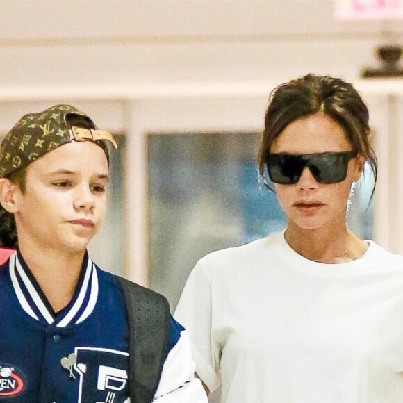 Victoria Beckham et son fils Romeo quittent l'hôtel New York EDITION et se se rendent à l'aéroport JFK. New York, le 30 août 2017.