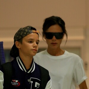 Victoria Beckham et son fils Romeo quittent l'hôtel New York EDITION et se se rendent à l'aéroport JFK. New York, le 30 août 2017.