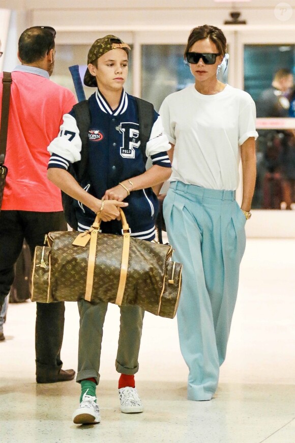 Victoria Beckham et son fils Romeo quittent l'hôtel New York EDITION et se se rendent à l'aéroport JFK. New York, le 30 août 2017.
