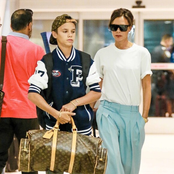 Victoria Beckham et son fils Romeo quittent l'hôtel New York EDITION et se se rendent à l'aéroport JFK. New York, le 30 août 2017.