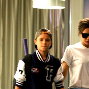 Victoria Beckham et son fils Romeo quittent l'hôtel New York EDITION et se se rendent à l'aéroport JFK. New York, le 30 août 2017.