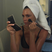 Victoria Beckham : Mise en beauté en soutien-gorge, dans sa chambre d'hôtel