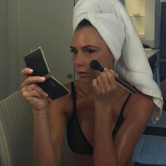 Victoria Beckham se maquille en Victoria Beckham x Estée Lauder. Août 2017.
