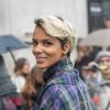 La chanteuse Shy'm quitte le défilé de mode "Véronique Leroy", collection prêt-à-porter Automne-Hiver 2017-2018 au palais de Tokyo à Paris le 4 mars 2017.