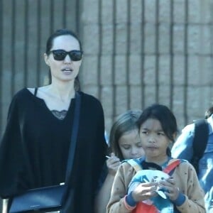 Exclusif - Angelina Jolie avec ses enfants Shiloh et Vivienne et leurs amis sont allés au laser tag à Los Angeles le 27 aout 2017.