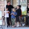 Exclusif - Angelina Jolie va déjeuner avec ses enfants Shiloh et Vivienne et leurs amis à Los Angeles le 27 aout 2017.