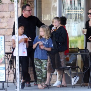 Exclusif - Angelina Jolie va déjeuner avec ses enfants Shiloh et Vivienne et leurs amis à Los Angeles le 27 aout 2017.