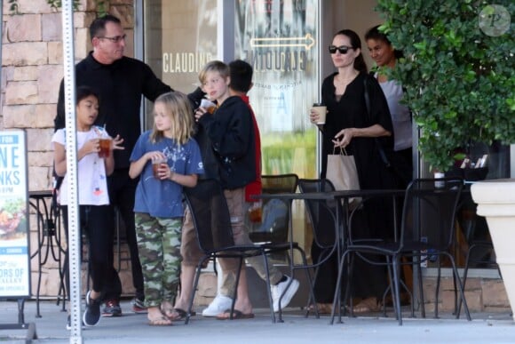 Exclusif - Angelina Jolie va déjeuner avec ses enfants Shiloh et Vivienne et leurs amis à Los Angeles le 27 aout 2017.