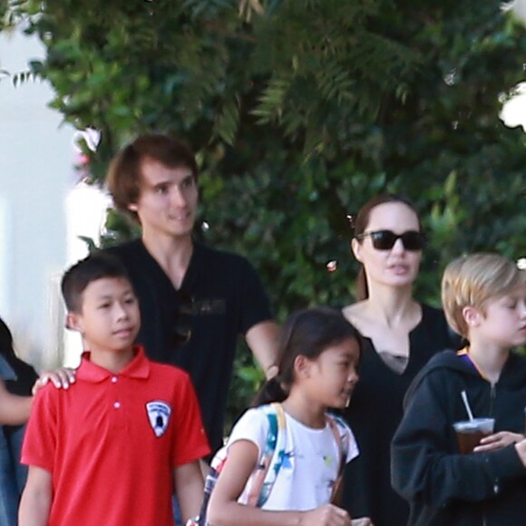 Exclusif - Angelina Jolie va déjeuner avec ses enfants Shiloh et Vivienne et leurs amis à Los Angeles le 27 aout 2017.